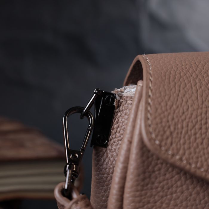 Компактна шкіряна сумка з трикутним клапаном Vintage 22256 бежева