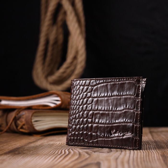 Практичний чоловічий затиск із фактурної шкіри під рептилію KARYA 21050 коричневий