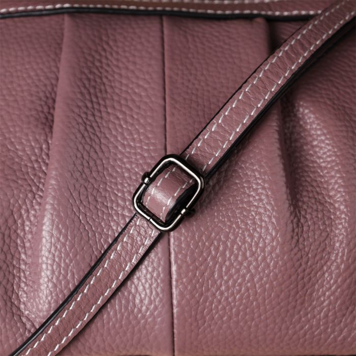 Цікава жіноча шкіряна сумка з ефектним драпіруванням Vintage 22898 пурпурна