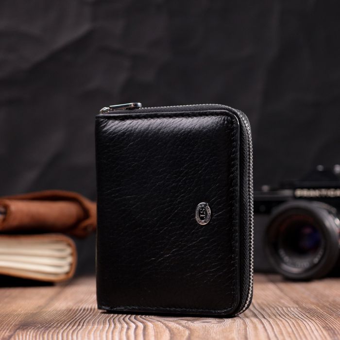 Кожаный женский кошелек на молнии с металлическим логотипом производителя ST Leather 19483 черный.
