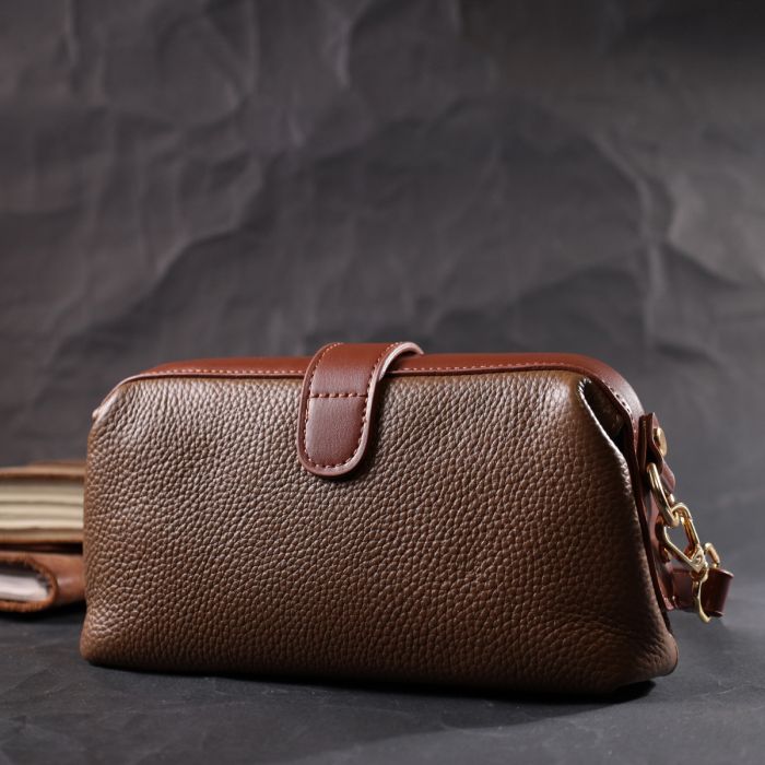 Красивый клатч с интересной защелкой из натуральной кожи Vintage 22425 коричневый
