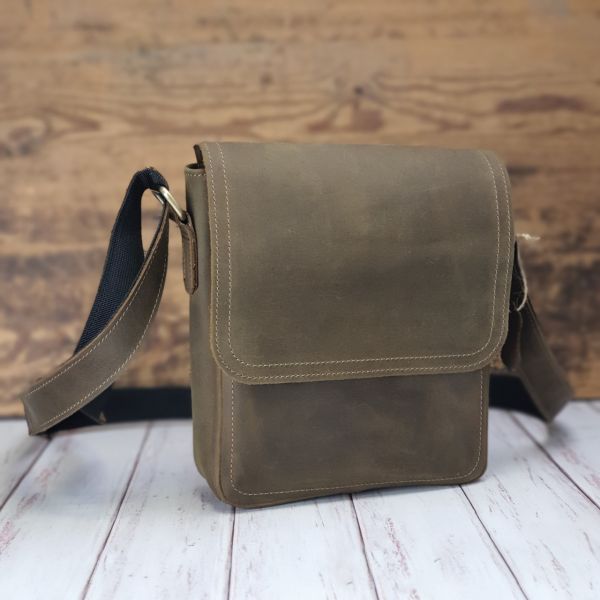 Чоловіча шкіряна сумка GS з декоративною строчкою 23*20*7 см оливкова (АР 001 олива)