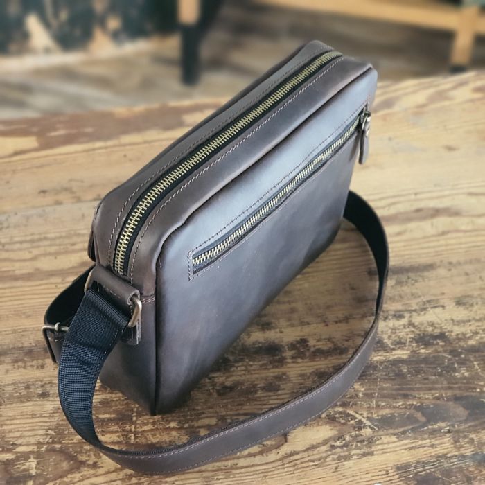 Чоловіча шкіряна сумка крос боді GS 19*25*5 см коричнева (БГ 001 кор)