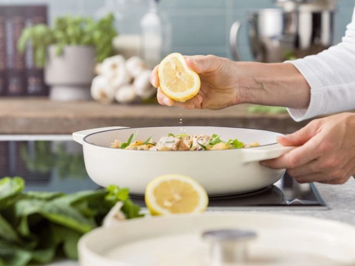 Сотейник чугунный с крышкой KitchenAid 26 см 2,77 л.