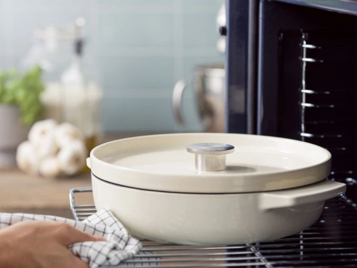 Сотейник чугунный с крышкой KitchenAid 26 см 2,77 л.