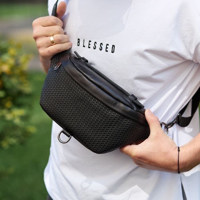 Стильна чоловіча бананка з натуральної гладкої шкіри 22х27х8 з принтом Tiding Bag NM-58744 чорна