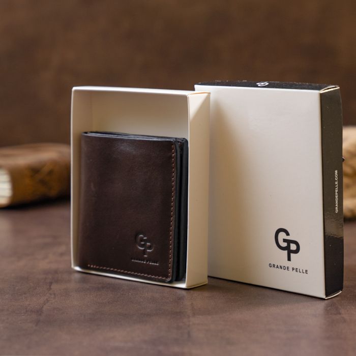 Вертикальне глянсове портмоне з накладною монетницею Grande Pelle 11330