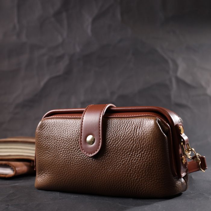 Красивый клатч с интересной защелкой из натуральной кожи Vintage 22425 коричневый