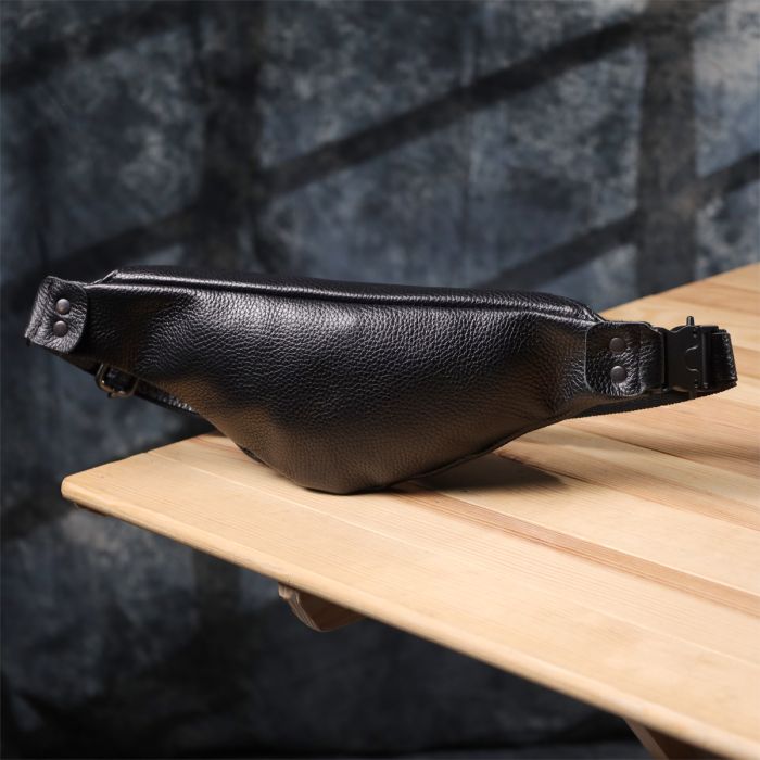 Зручна сумка бананка для чоловіків із зернистої натуральної шкіри Shvigel 23136 чорна