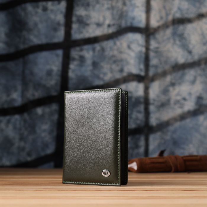 Практична обкладинка на паспорт універсального формату із натуральної шкіри ST Leather 23081 зелена