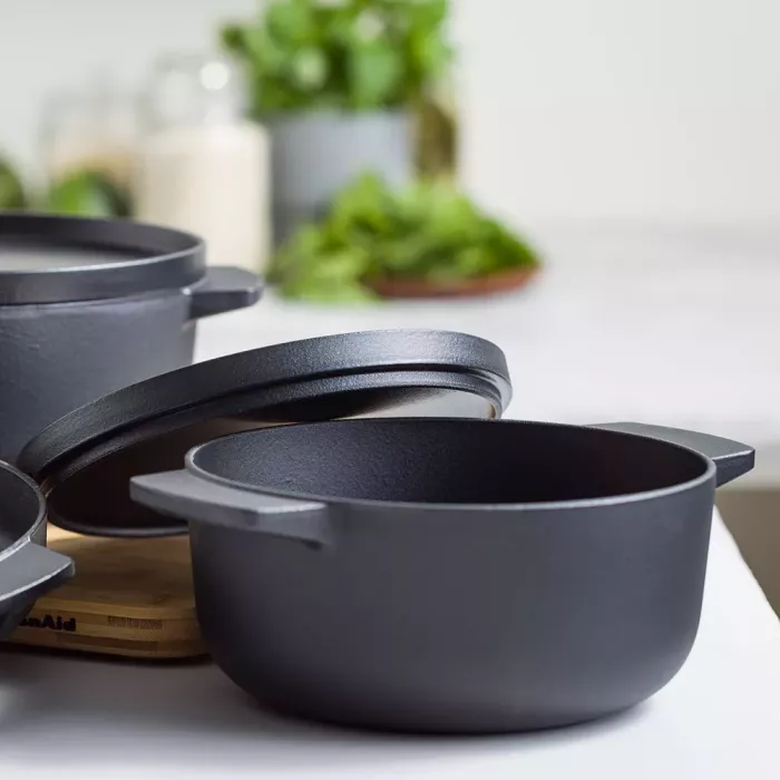 Каструля чавунна з кришкою KitchenAid Matte Oven-to-table, 22 см, 3,3 л, чорний (CC004899-001)