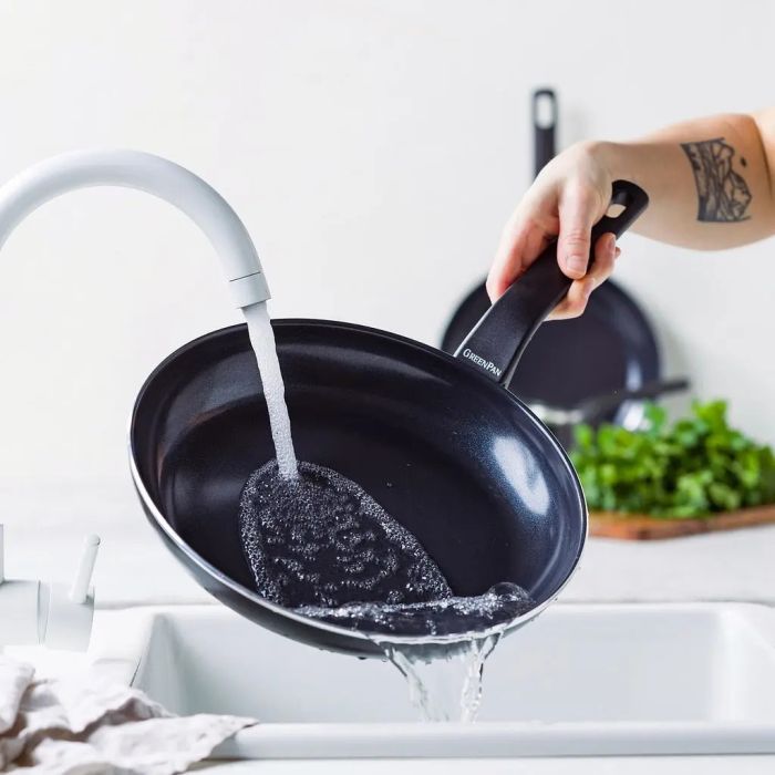 Сковорода GreenPan Essence Perforated Base 20 см с керамическим покрытием (CC009038-001)