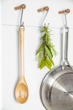 Ложка для сервіровки з прорізами KitchenAid Coreline, 34 см, береза (KQR704OHE)