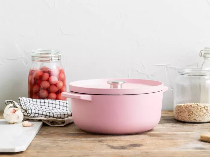Кастрюля чугунная с крышкой KitchenAid 22 см 3,3 л цвет сухая роза (CC007430-001)