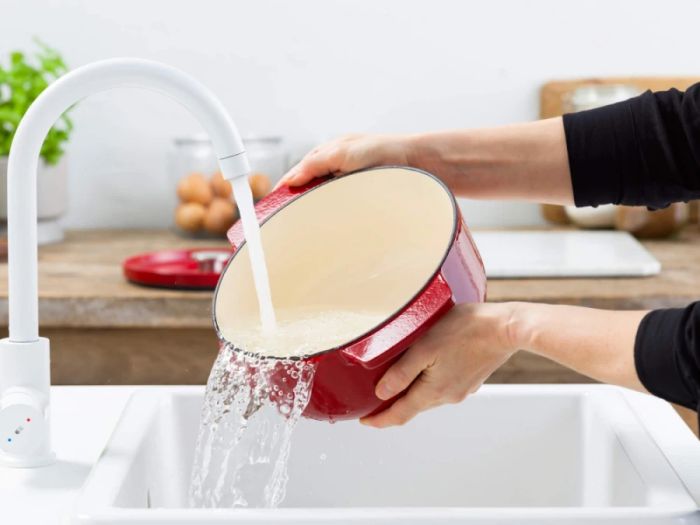 Каструля чавунна з кришкою KitchenAid 22 см 3,3 л червона (CC006057-001)