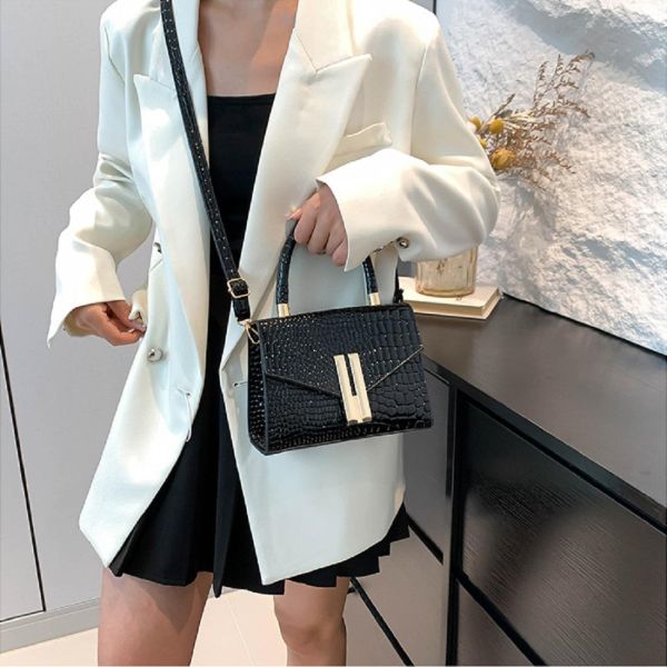 Женское кроссбоди с золотистой фурнитурой Lilly P2-1801A черное