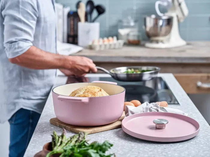 Каструля чавунна з кришкою KitchenAid 26 см 5,2 л колір суха троянда (CC007431-001)